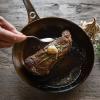 129029 steak s maslem a tymianem na ocelove panvi