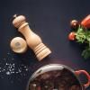 224079 1 mlynek na pepr classic 21 cm hneda drevo le creuset
