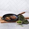 223794 1 panev na smazeni signature 28 cm satin black litina le creuset