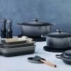 224379 1 odkladaci miska na varecky 16 cm deep teal kamenina le creuset