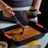 223215 2 forma na kolac 33 x 25 cm cerna ocel le creuset